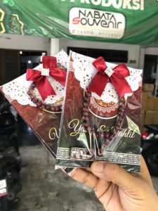 buku yasin dan tasbih kayu kemas plastik & hiasan